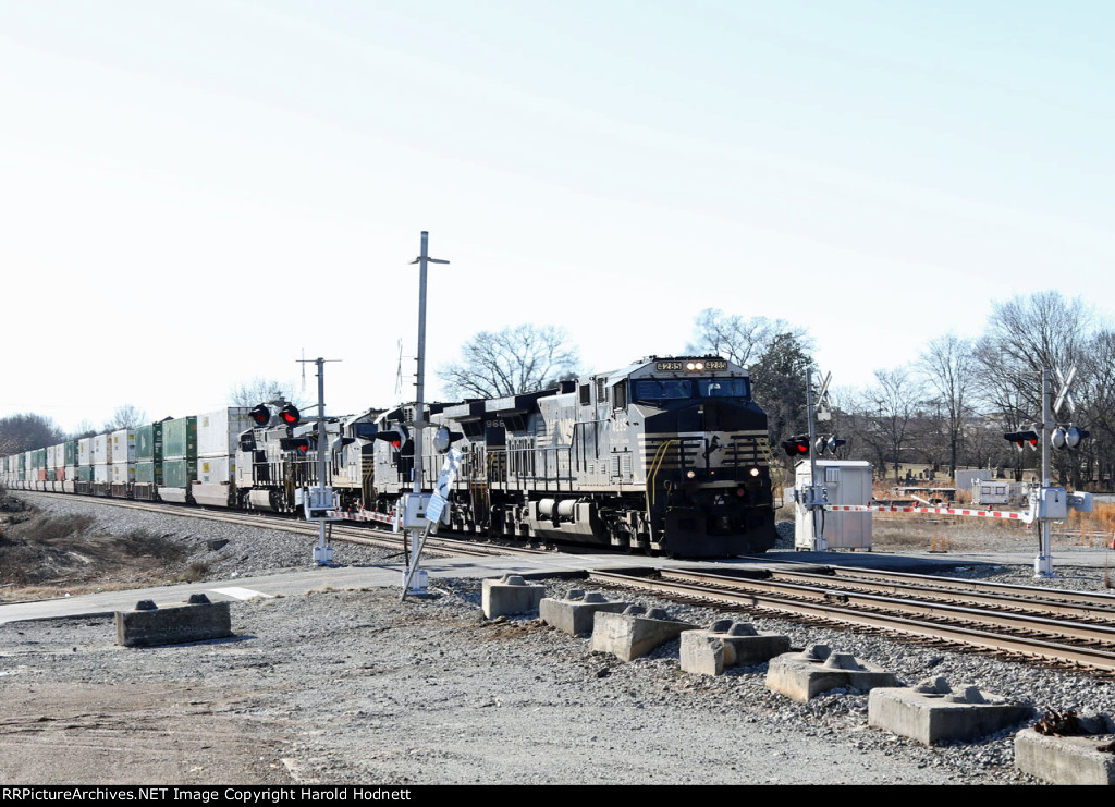 NS 4285 leads 3 other GE's and train 28R northbound